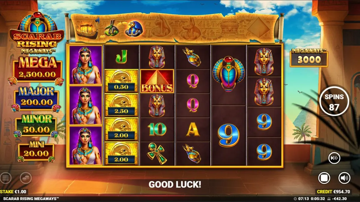 Interface do jogo Scarab Rising Megaways com temática egípcia